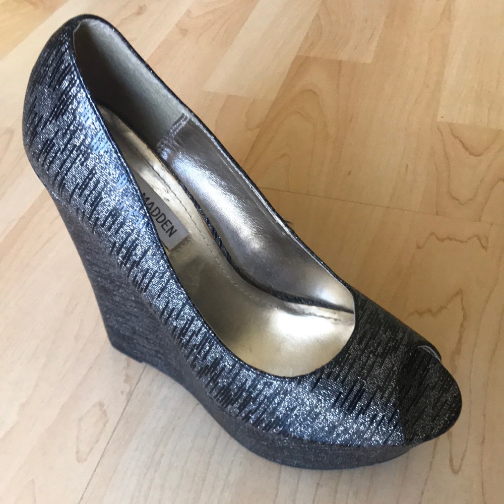 STEVE MADDEN gray/silver w/ metallic stripes